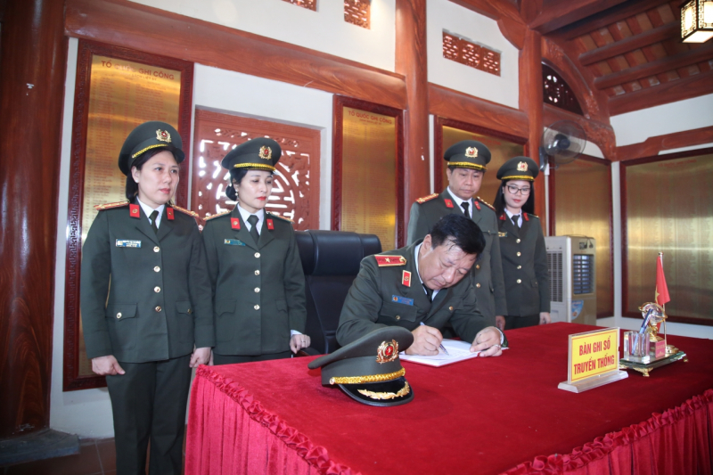 Tri ân, tưởng niệm các anh hùng liệt sĩ nơi miền đất thiêng “đá nở hoa” -0