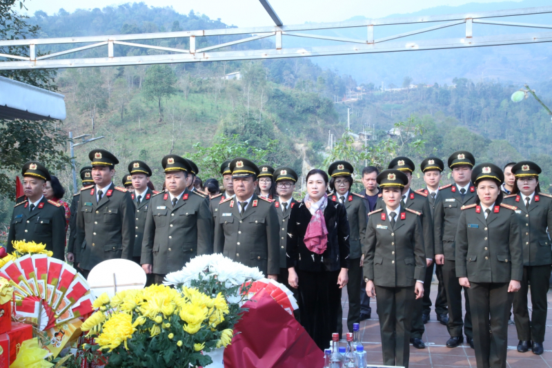 Tri ân, tưởng niệm các anh hùng liệt sĩ nơi miền đất thiêng “đá nở hoa” -0