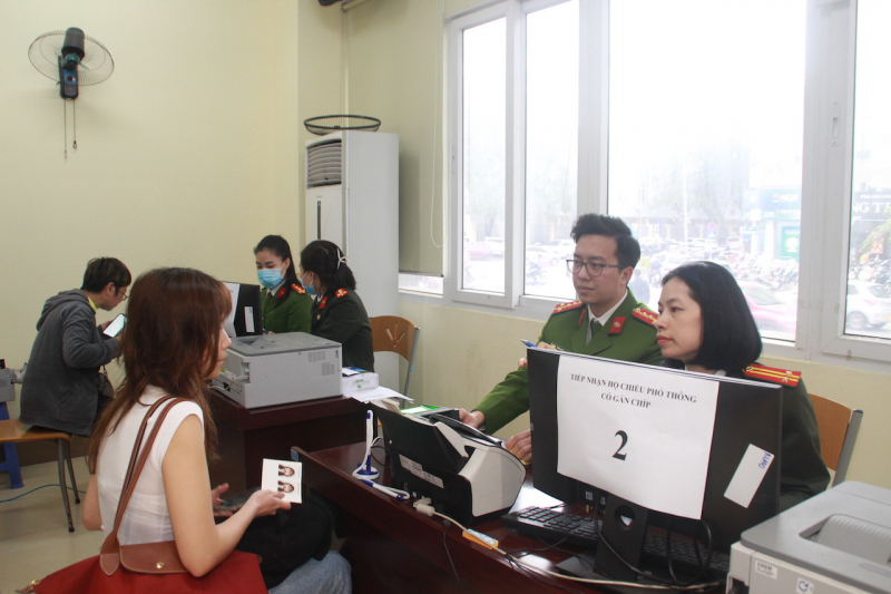 Ghi nhận ngày đầu cấp hộ chiếu phổ thông gắn chíp điện tử -0