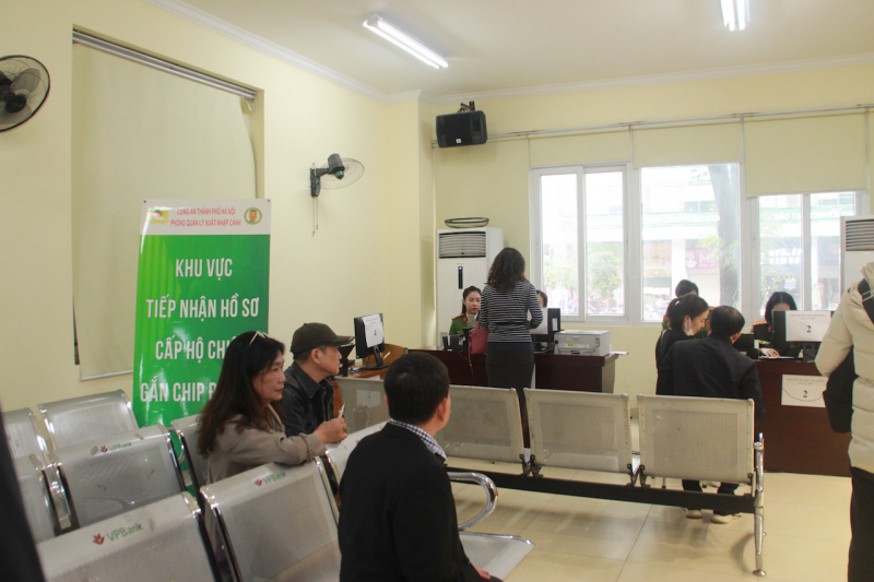 Ghi nhận ngày đầu cấp hộ chiếu phổ thông gắn chíp điện tử -0