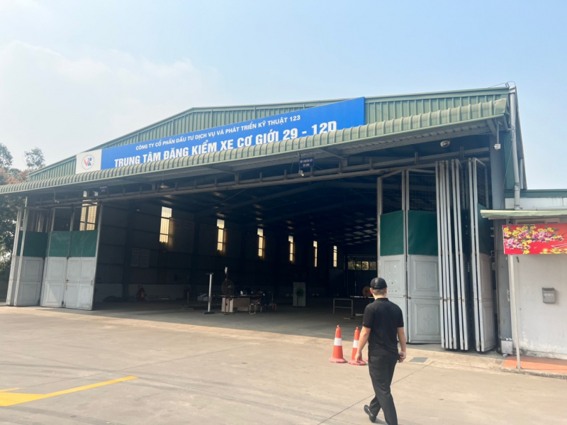 Giữ khẩn cấp 2 Giám đốc, 1 Phó Giám đốc và 6 đăng kiểm viên của Trung tâm đăng kiểm tại Sóc Sơn -0