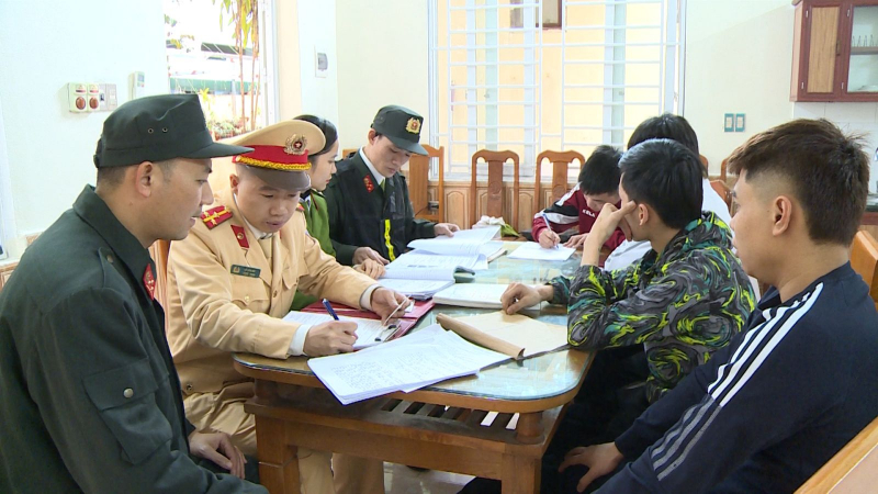 Xử phạt nhóm thanh niên đầu trần “dạo phố” -0