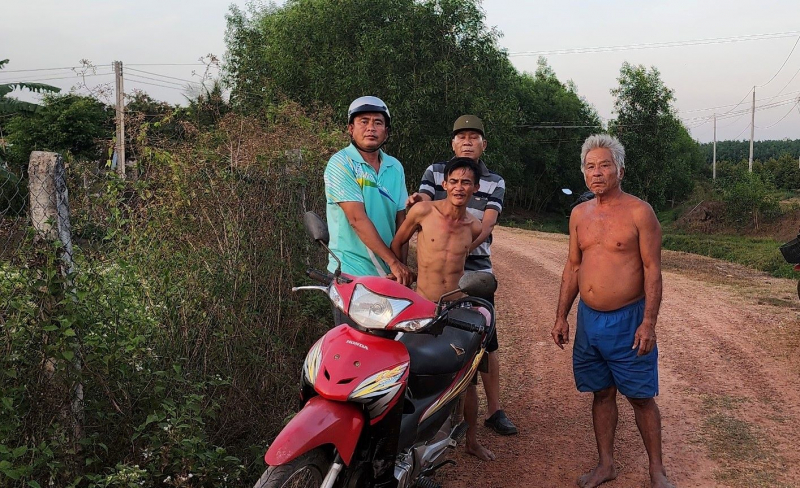 ông uôl cùng công an xã bắt giữ đối tượng út.jpg -0