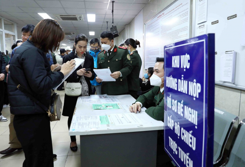 Ghi nhận ngày đầu cấp hộ chiếu phổ thông gắn chíp điện tử -0