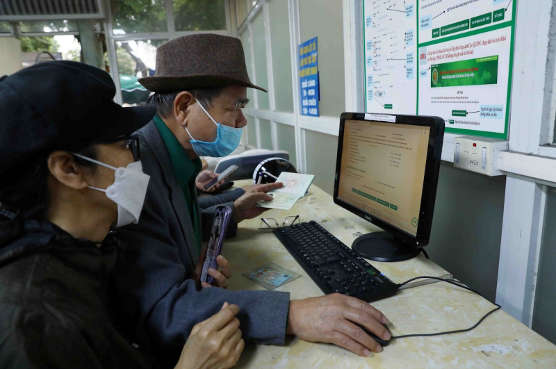 Ghi nhận ngày đầu cấp hộ chiếu phổ thông gắn chíp điện tử -2