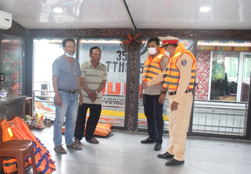 Để du khách an tâm khi đi thuyền rồng trên sông Hương -0