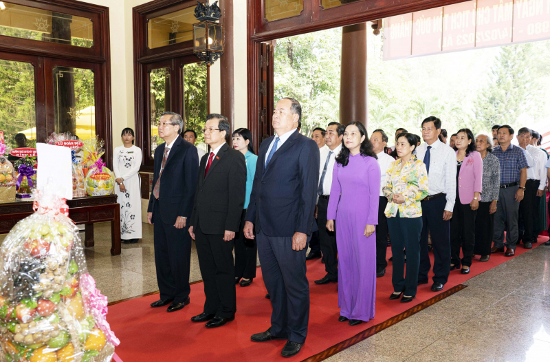 Dâng hương tưởng niệm 43 năm Ngày mất của Chủ tịch Tôn Đức Thắng -0