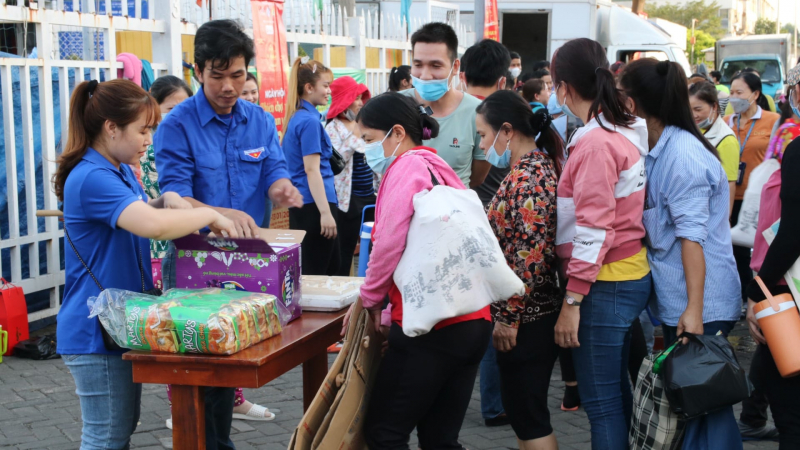 Vì sao công nhân công ty PouYuen bị trừ thuế trong khoản tiền trợ cấp thôi việc? -0