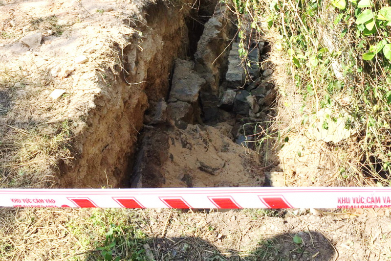 Sập tường rào bên luống móng mới  đào, bốn thợ xây thương vong -0