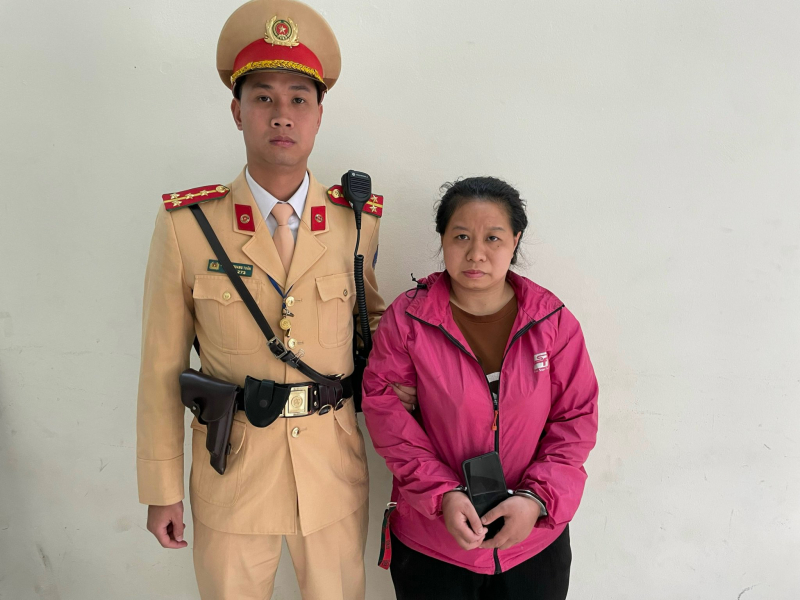 CSGT truy đuổi khống chế “nữ quái” lừa đảo điện thoại trên phố -0