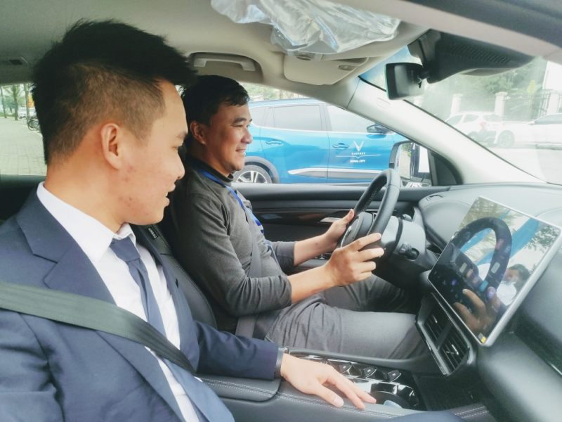 97% khách hàng hài lòng khi lái thử ô tô điện VinFast -0