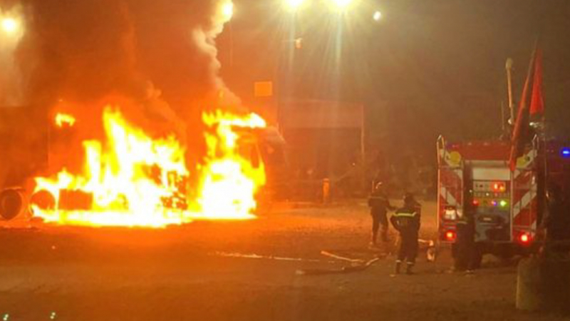 3 xe đầu kéo bốc cháy trong đêm, một tài xế tử vong  -0