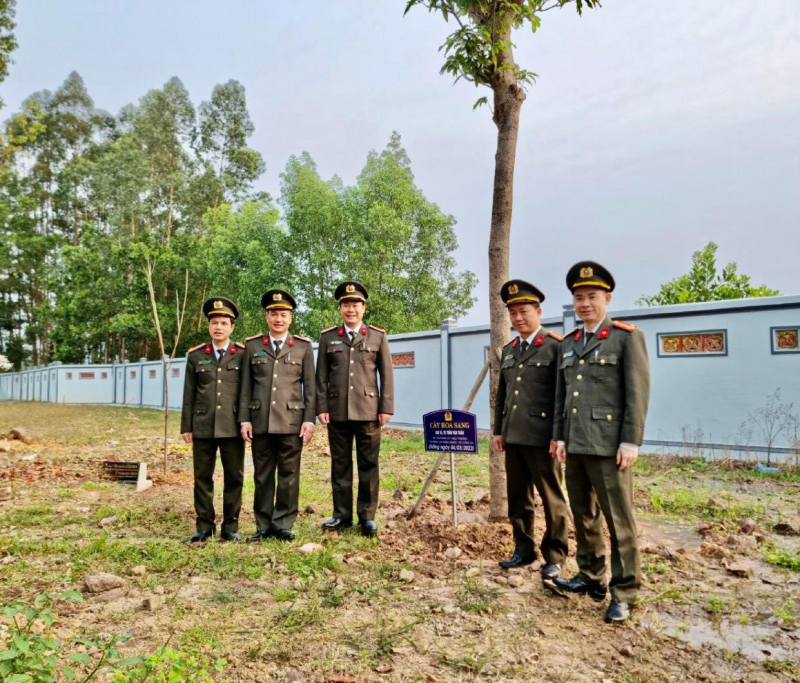 Trường Cao đẳng ANND I báo công dâng Bác tại Khu lưu niệm 6 điều Bác Hồ dạy CAND -0