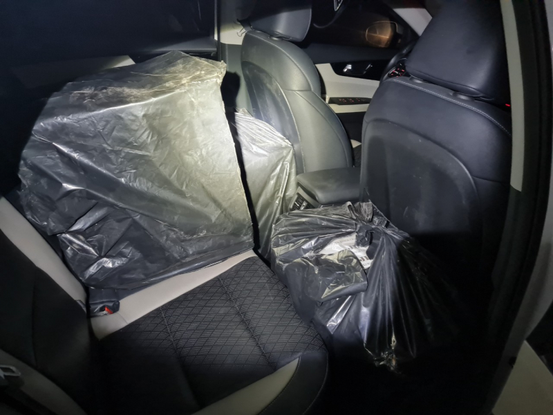 Bỏ xe ô tô và gần 11.000 gói thuốc lá trên cao tốc khi bị CSGT phát hiện -0