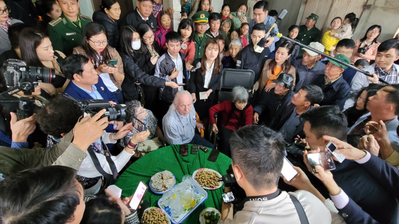 Khoảnh khắc xúc động nhận lại cuốn nhật ký của liệt sĩ do cựu binh Mỹ trao trả -0