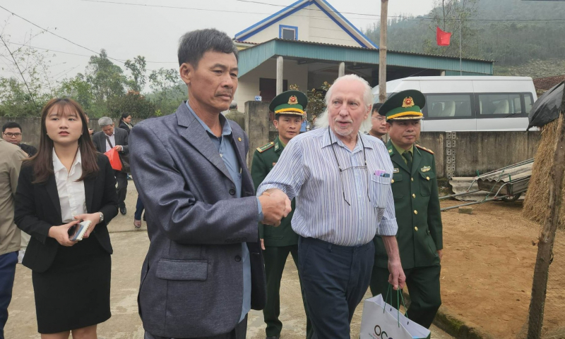 Khoảnh khắc xúc động nhận lại cuốn nhật ký của liệt sĩ do cựu binh Mỹ trao trả -0