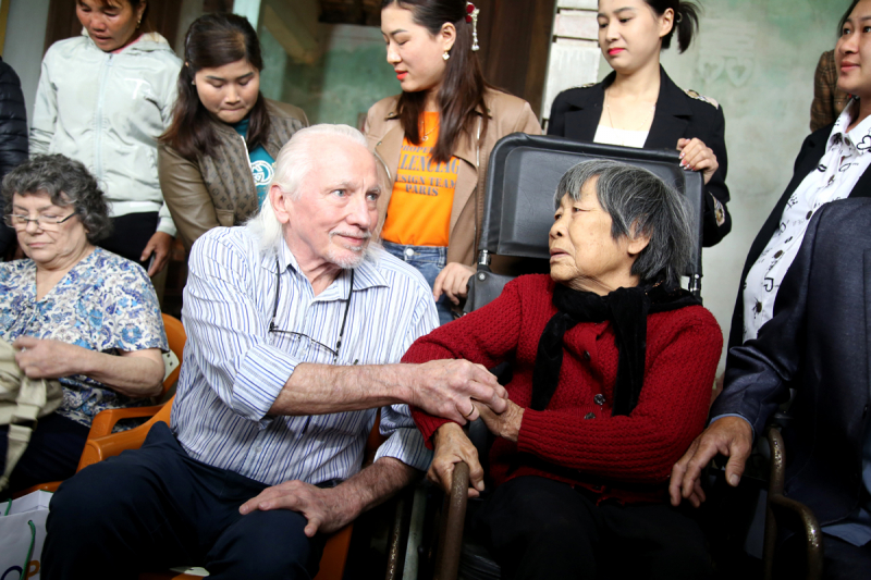 Khoảnh khắc xúc động nhận lại cuốn nhật ký của liệt sĩ do cựu binh Mỹ trao trả -0