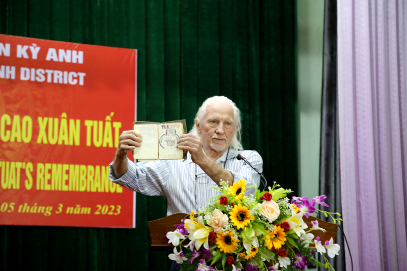 Khoảnh khắc xúc động nhận lại cuốn nhật ký của liệt sĩ do cựu binh Mỹ trao trả -0