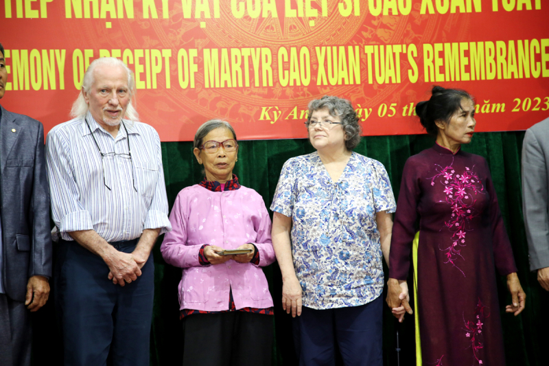 Khoảnh khắc xúc động nhận lại cuốn nhật ký của liệt sĩ do cựu binh Mỹ trao trả -0