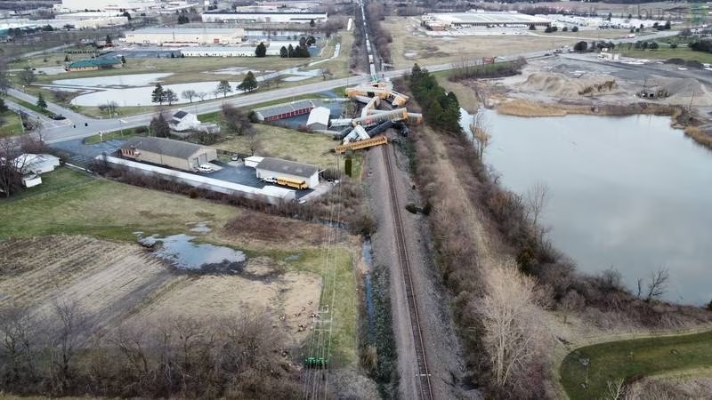 Tàu hàng Mỹ trật bánh ở Ohio, 20 toa văng đè lên nhau -0