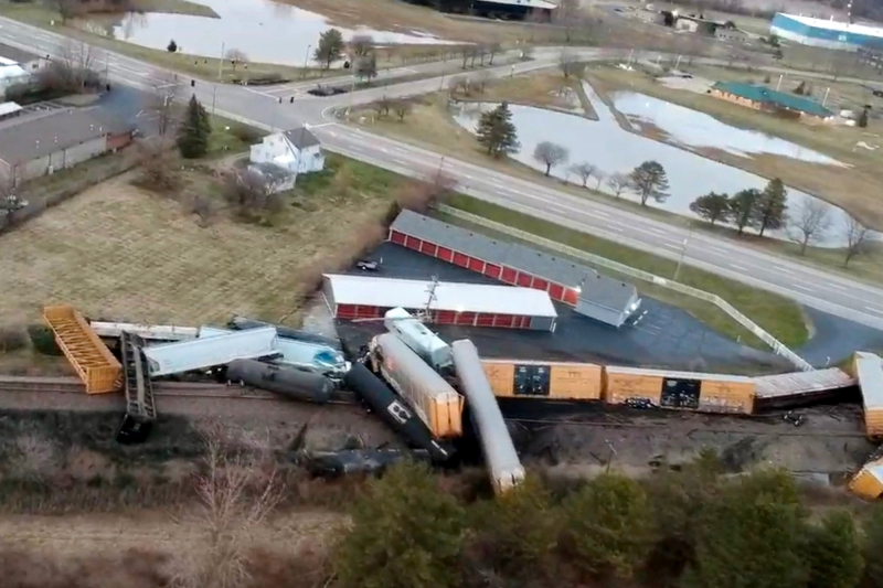 Tàu hàng Mỹ trật bánh ở Ohio, 20 toa văng đè lên nhau -0