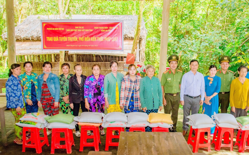 Công an tỉnh Bạc Liêu tặng quà nhân dân vùng căn cứ cách mạng -0