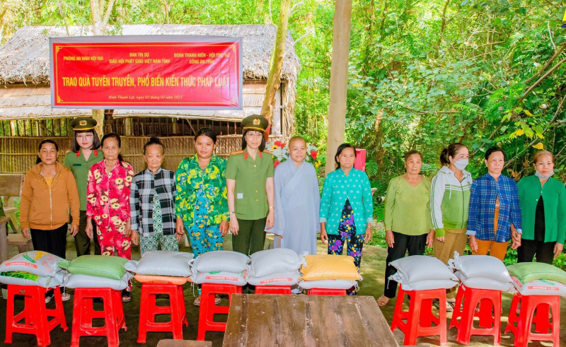 Công an tỉnh Bạc Liêu tặng quà nhân dân vùng căn cứ cách mạng -1