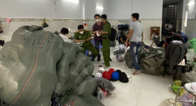 Lãnh hơn 7 năm tù vì sản xuất mũ bảo hiểm giả -0