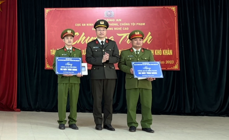 ảnh 5_tặng trang thiết bị cho ca xã.jpg -0