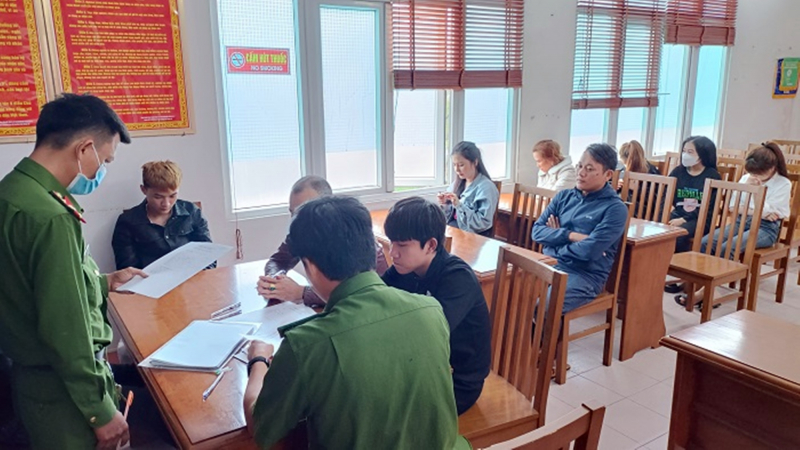 Triệt phá đường dây ghi bán số đề, lộ ra đối tượng tổ chức sử dụng ma túy -0