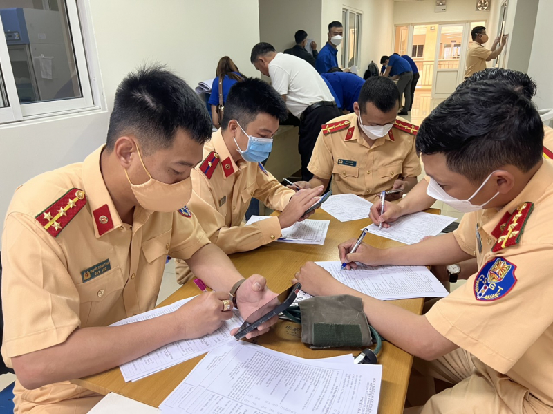 Chiến sĩ CSGT đường bộ cao tốc số 5 hiến máu cứu giúp bệnh nhân ung thư tại Bệnh viện Ung Bướu Đà Nẵng  -0