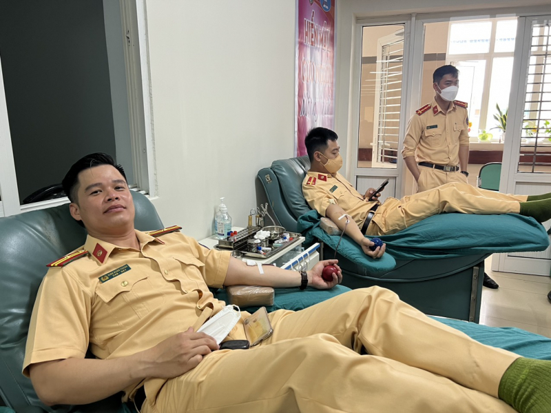 Chiến sĩ CSGT đường bộ cao tốc số 5 hiến máu cứu giúp bệnh nhân ung thư tại Bệnh viện Ung Bướu Đà Nẵng  -1