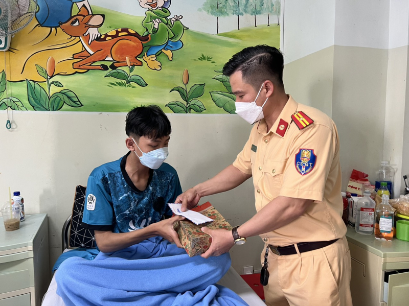 Chiến sĩ CSGT đường bộ cao tốc số 5 hiến máu cứu giúp bệnh nhân ung thư tại Bệnh viện Ung Bướu Đà Nẵng  -2
