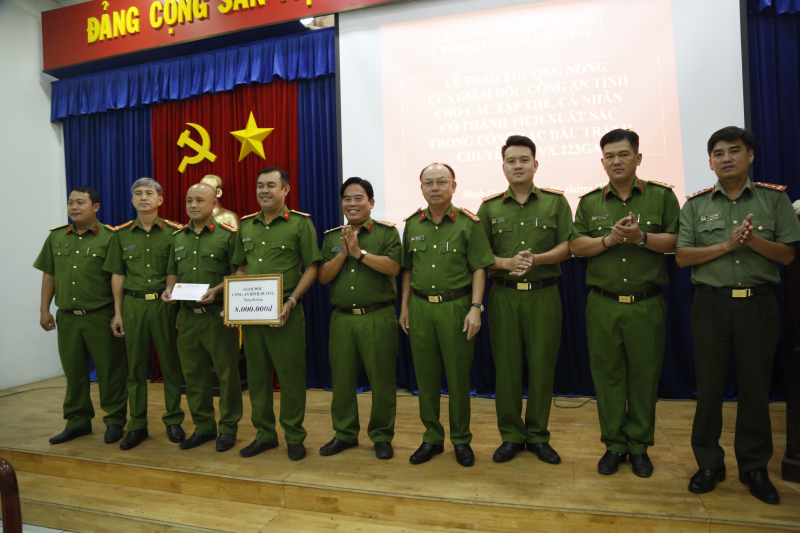 Khen thưởng Ban chuyên án bắt giữ kẻ tạt axit làm một phụ nữ tử vong -0