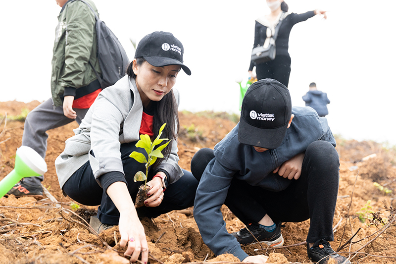 Trao 5000 cây xanh cho nhân dân xã Tứ Hiệp -1