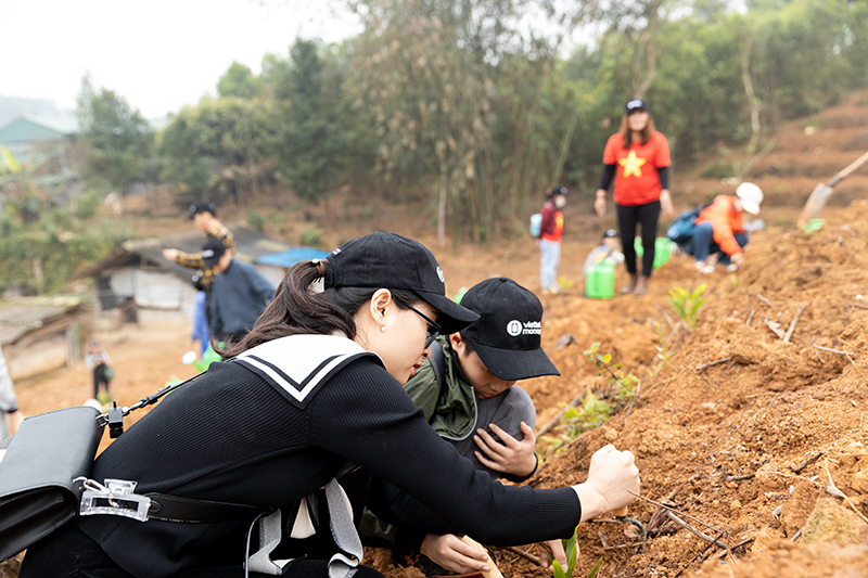 Trao 5000 cây xanh cho nhân dân xã Tứ Hiệp -2