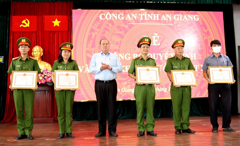 Khen thưởng tập thể, cá nhân có thành tích xuất sắc trong khám phá nhanh vụ vận chuyển trái phép 18,6 kg ma túy từ Campuchia vào Việt Nam -0