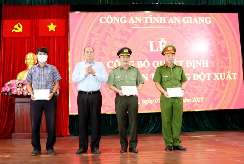 Khen thưởng tập thể, cá nhân có thành tích xuất sắc trong khám phá nhanh vụ vận chuyển trái phép 18,6 kg ma túy từ Campuchia vào Việt Nam -0