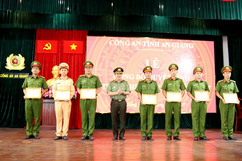Khen thưởng tập thể, cá nhân có thành tích xuất sắc trong khám phá nhanh vụ vận chuyển trái phép 18,6 kg ma túy từ Campuchia vào Việt Nam -0