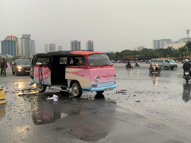 “Xe hồng” bốc hỏa trước SVĐ Mỹ Đình -0