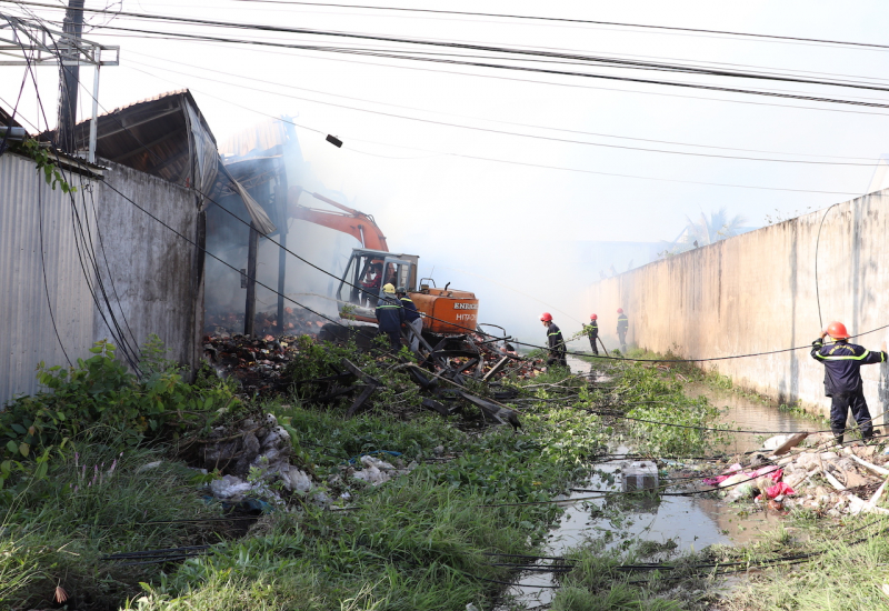 nhiều lực lượng được điều tới hỗ trợ công tác chữa cháy.jpg -0