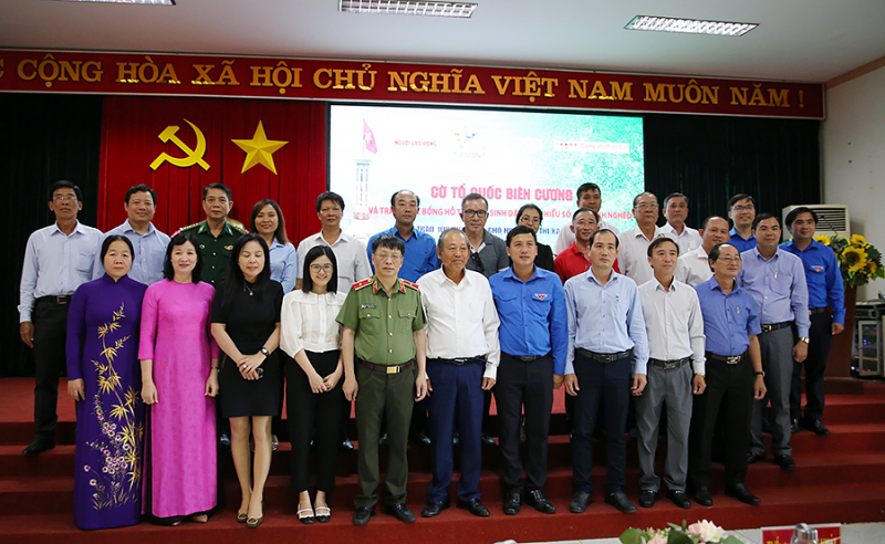 Thêm những phần quà ý nghĩa cho học sinh nghèo vượt khó, các hộ vùng biên giới -0