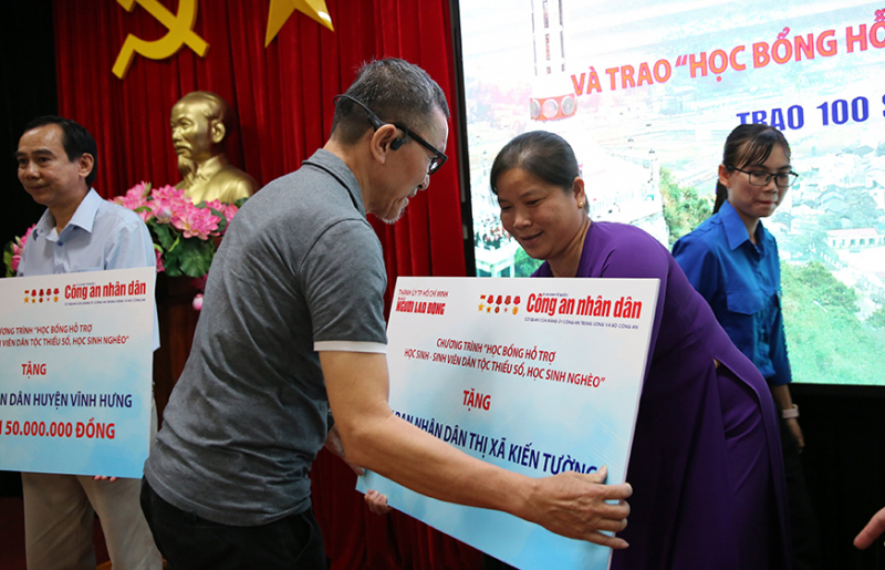 Thêm những phần quà ý nghĩa cho học sinh nghèo vượt khó, các hộ vùng biên giới -0
