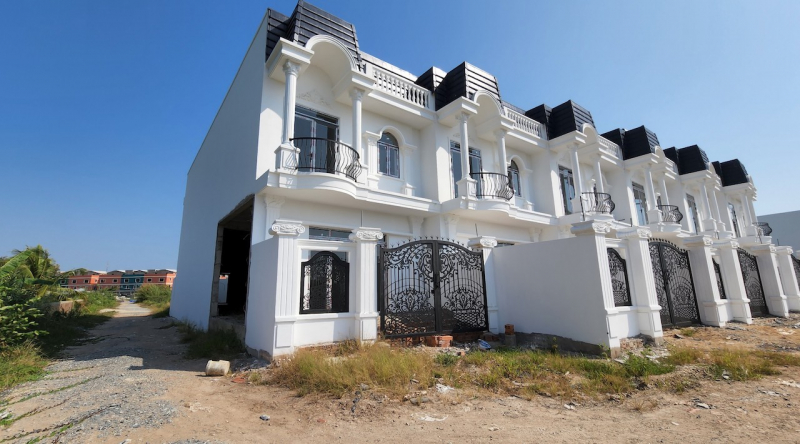 Kỳ lạ chuyện 10 căn phố có mặt tiền hướng ra ruộng, vườn ở Vĩnh Long -0