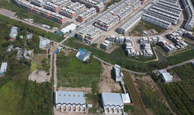 Kỳ lạ chuyện 10 căn phố có mặt tiền hướng ra ruộng, vườn ở Vĩnh Long -0