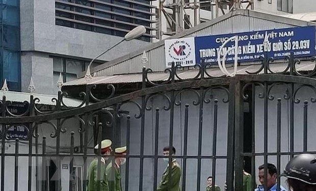 5 đăng kiểm viên tại Đống Đa khai nguyên nhân bỏ qua lỗi vi phạm của chủ xe tải -0