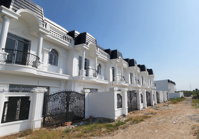 Kỳ lạ chuyện 10 căn phố có mặt tiền hướng ra ruộng, vườn ở Vĩnh Long -0