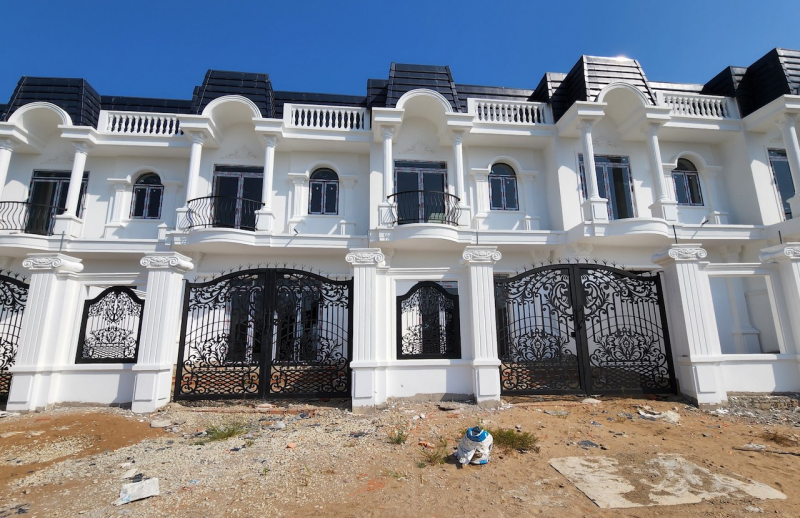 Kỳ lạ chuyện 10 căn phố có mặt tiền hướng ra ruộng, vườn ở Vĩnh Long -0