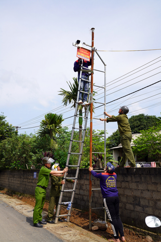 công an huyện lương sơn triển khai lắp đặt camera giám sát an ninh, trật tự trên địa bàn.jpg -0