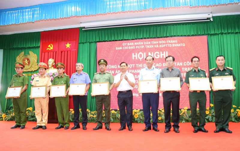 Phóng viên Báo CAND được Chủ tịch UBND tỉnh Sóc Trăng tặng bằng khen -0